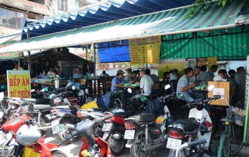 Đại lộ Phạm Văn Đồng có bếp ăn 0 đồng, người nghèo được ăn no miễn phí...